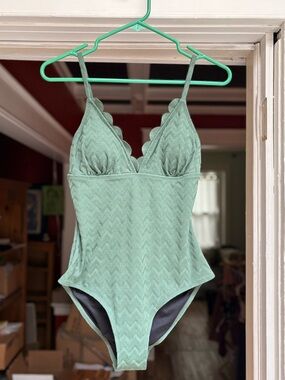 Scalloped-V One-Piece tummy control Swimsuit